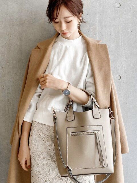 上品見えする白×キャメルの配色