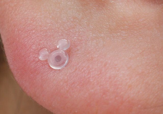 ダイソーのクリアピアス8ペア（ミッキーアイコン）は隠れたお洒落が楽しめる