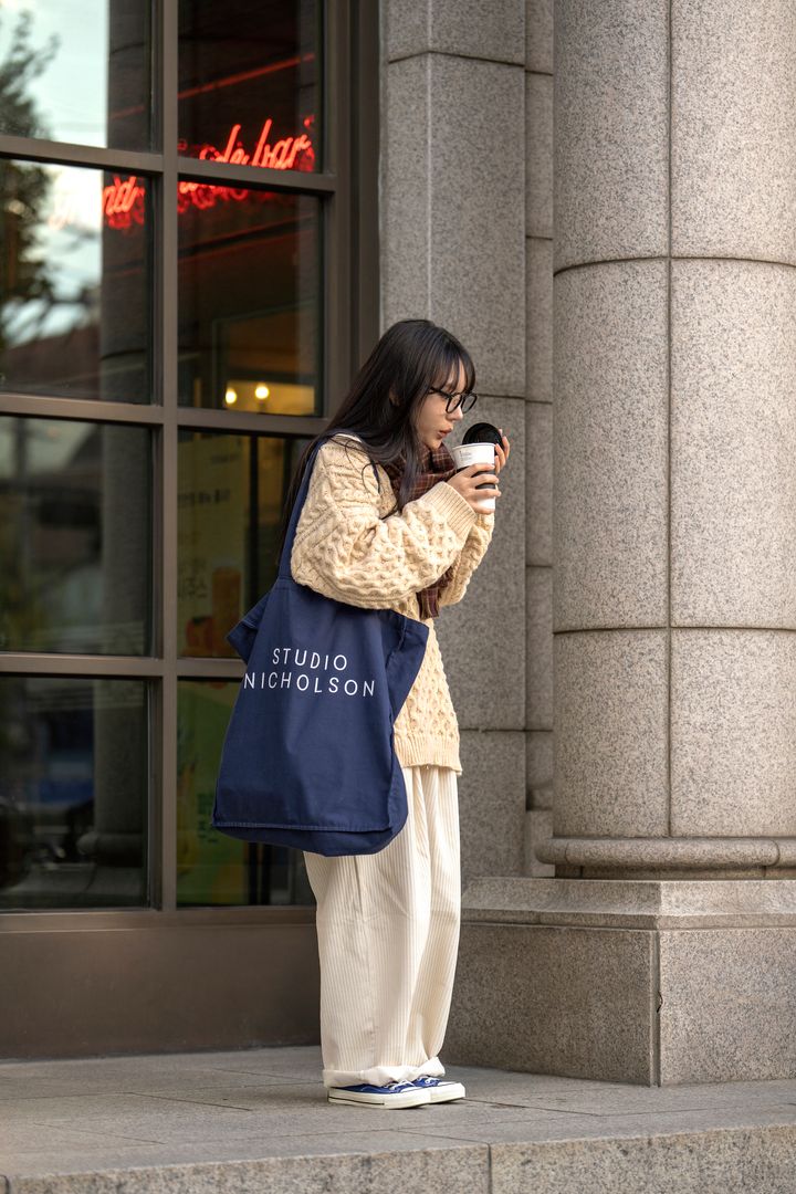 ホワイト系ワントーンコーデの差し色にネイビーのビッグトートがGOOD！【番外編：韓国】
