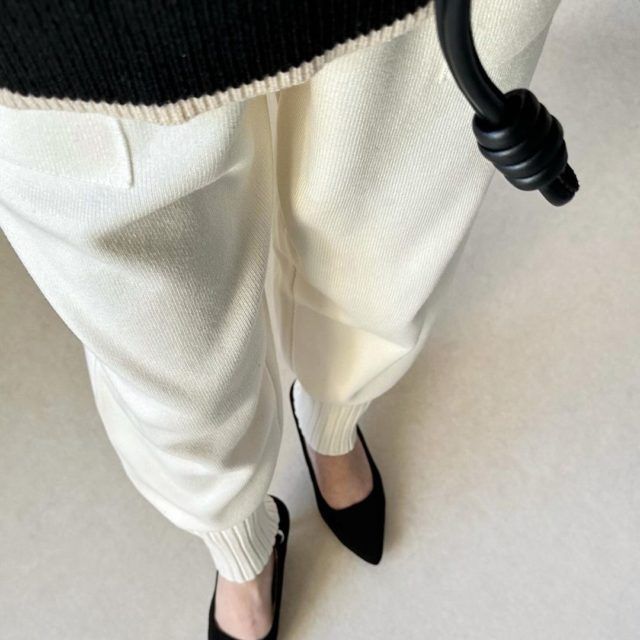 ニットジョガー着用の女性