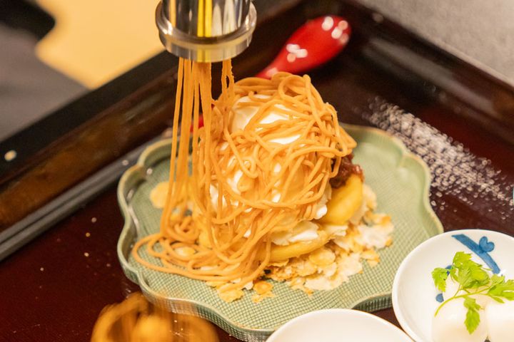 アイスが隠れるように、ペーストをたっぷりと押し出して