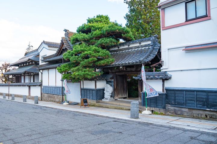 善光寺本堂からほど近い宿坊「薬王院」
