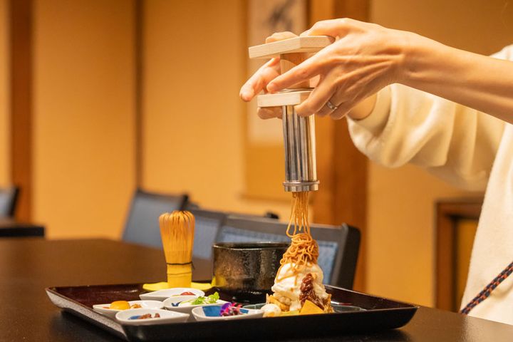 上下2つの板をくっつけるように押すと、細長いペーストが出てきます。力はいりません