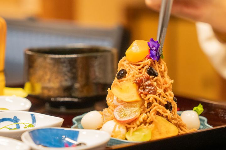 今回は栗の甘露煮をトップにのせ、鮮やかな色のエディブルフラワーを飾ってみました