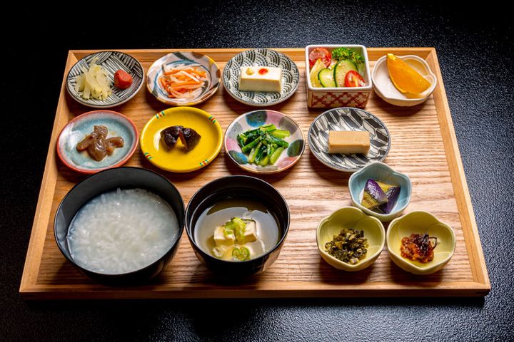 朝食(7時前後〜9時)は2日前までに要予約、2200円〜。善光寺のお朝事は日の出から