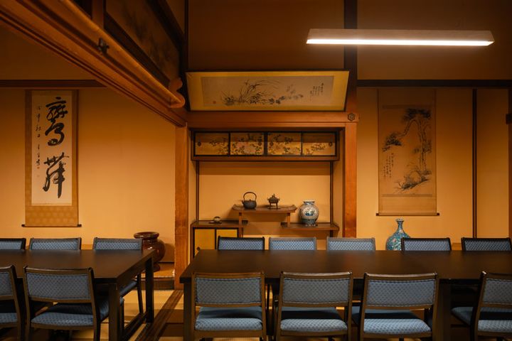 坐禅体験などが行われる広い和室でモンブラン作りを体験