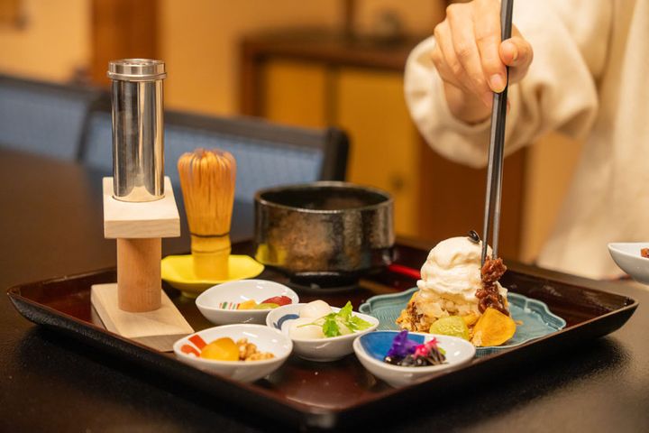 トッピング類は先に並べてもよし、ペーストを絞った後にのせてもよし。お箸を使うのが宿坊らしくてユニークです