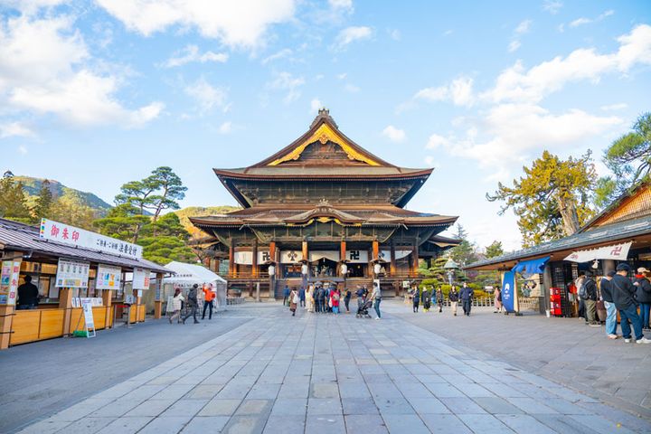 1400年の歴史をもつ善光寺。まずは心静かにお参りを