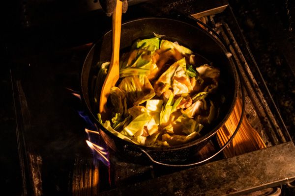 達人たちの冬キャンプを覗き見！焚き火で作る飲み会グルメ