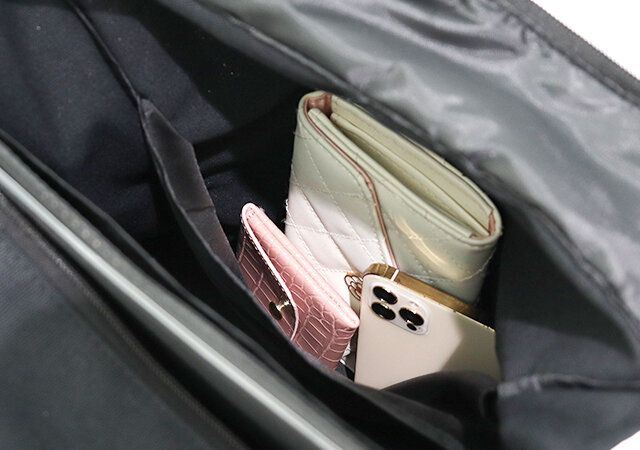 アース ミュージック＆エコロジーのイベントトートバッグ BLACKの内側ポケット