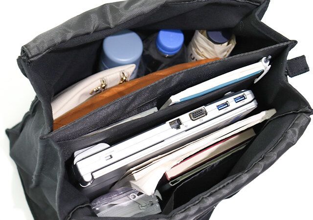 アース ミュージック＆エコロジーのイベントトートバッグ BLACKに荷物を入れた様子