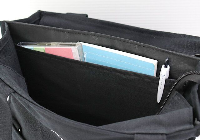 アース ミュージック＆エコロジーのイベントトートバッグ BLACKの内側ポケット