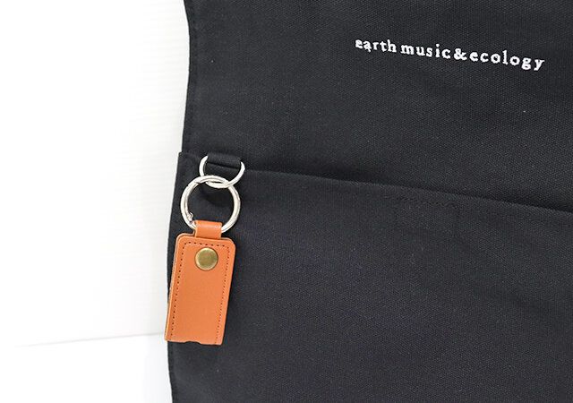 アース ミュージック＆エコロジーのイベントトートバッグ BLACKのDカン