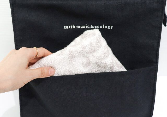 アース ミュージック＆エコロジーのイベントトートバッグ BLACKの外側ポケット