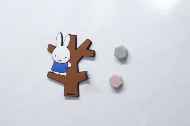 ダイソーのミッフィー マグネットフック 木のぼりをホワイトボードに付けた様子