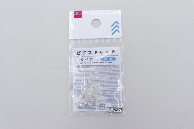 ダイソーのピアスキャッチ（花形、15ペア）のパッケージ