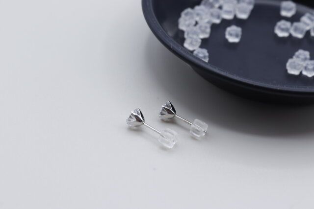 ダイソーのピアスキャッチ（花形、15ペア）をピアスに付けた様子