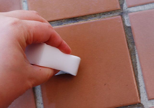 メラミンスポンジでタイルを磨く様子