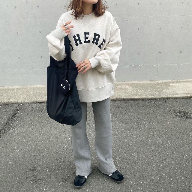 くすみグレーのロゴスウェット×グレーのリブパンツの全身コーデ