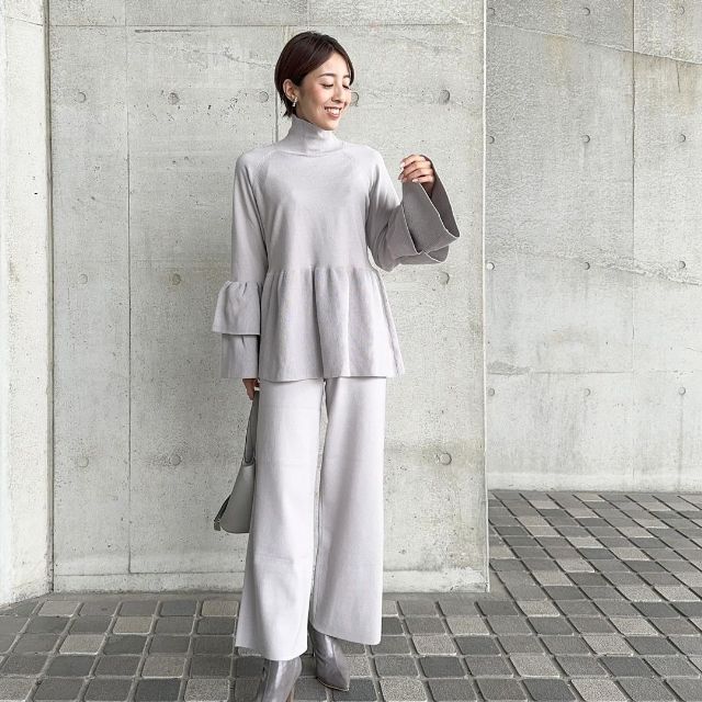 グレーのタートルネックペプラムニットプルオーバー×グレーのセミワイドパンツのセットアップコーデ