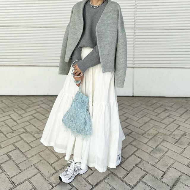 グレーのノーカラージャケット×グレーのニット×白のフレアロングスカートの全身コーデ