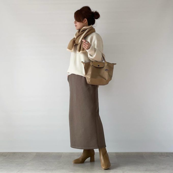 オーバーサイズクルーネックセーター×GUのブラウンの「ヘビーウェイトスウェットナローロングスカート」