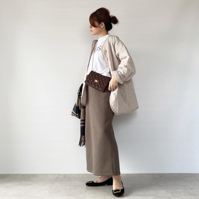 オーバーサイズノーカラーキルティングジャケット×GUのブラウンの「ヘビーウェイトスウェットナローロングスカート」