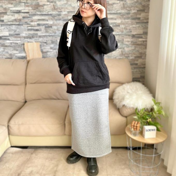 プルパーカ×GUのグレーの「ヘビーウェイトスウェットナローロングスカート」