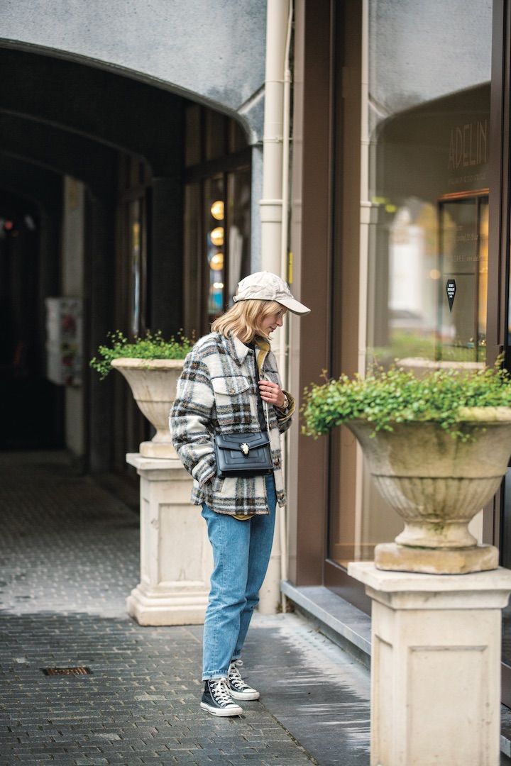 デニムにコンバースのスニーカーと柄のジャケットを合わせたシンプルオシャレコーデ