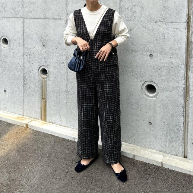 aquagarege「ツイードサロペ」ブラックコーデの女性