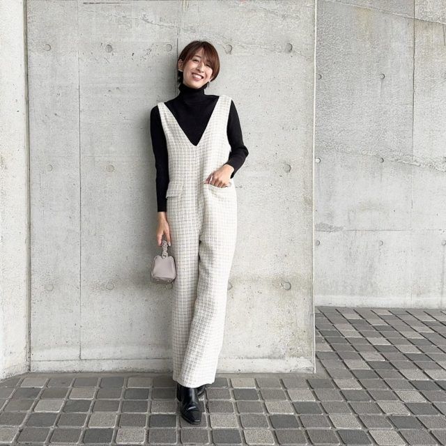 aquagarege「ツイードサロペ」ホワイトコーデの女性