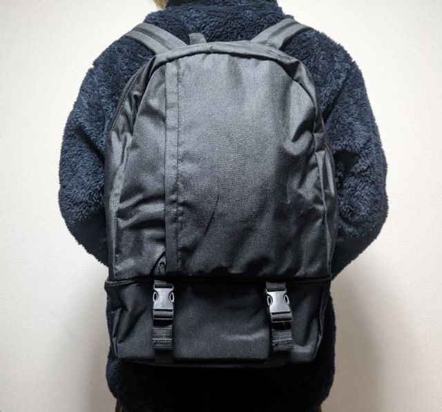 リュックを背負ったところ