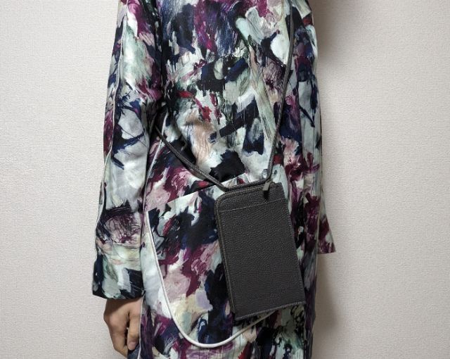 肩にかけたところ