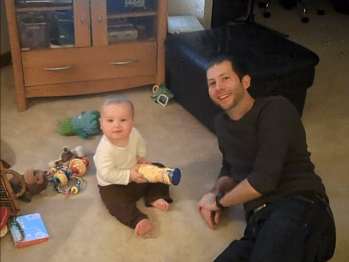 子どもと触れ合う父親