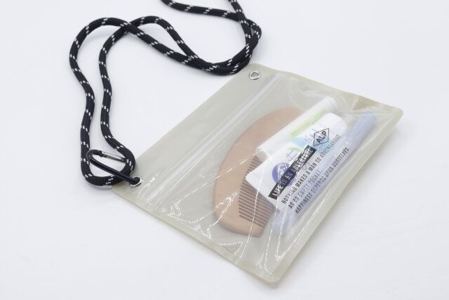 ダイソーのカラージップバッグは雨に強くバッグとしても使える