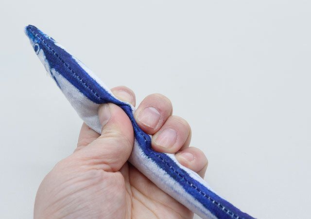 またたび入りのバリバリ音がするおもちゃ