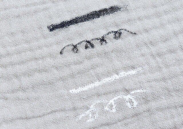 セリアの布に描けるカラーツインマーカーを布に描く様子