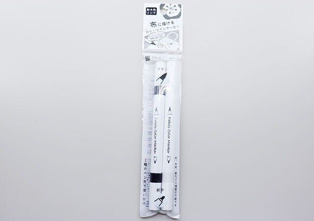 セリアの布に描けるカラーツインマーカーのパッケージ