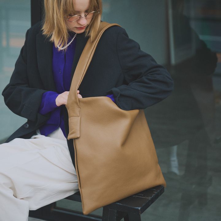 ネイビージャケットのトラッドなワークスタイルを、ソフトレザーバッグでラフに着る。【マイスタンダードブック】