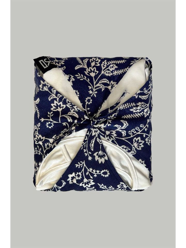 J.KIMの商品は風呂敷のような布で包み発送