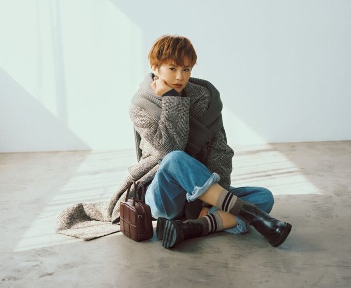 チェックコートにブルーデニム 雑誌GLOW 人気コーデ