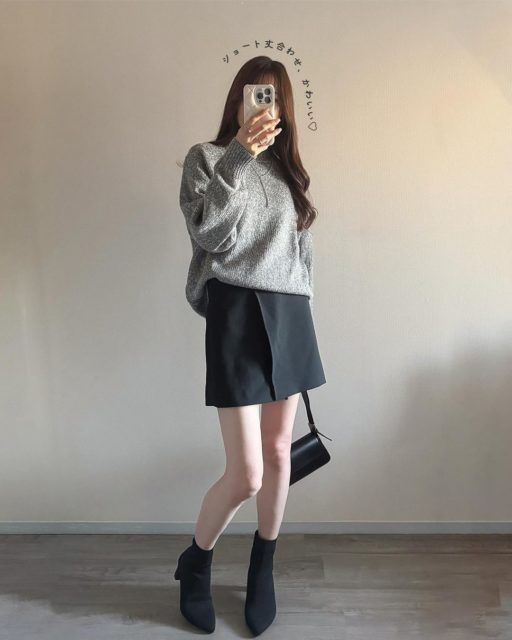 グレーのローゲージハイネックセーターを着用したコーデ