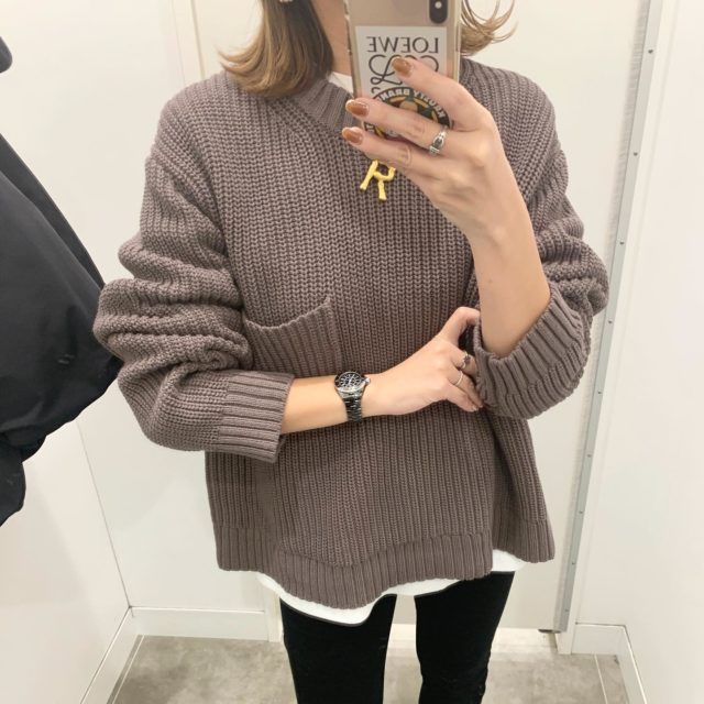 ソフトコットン＆ニットコーデの女性