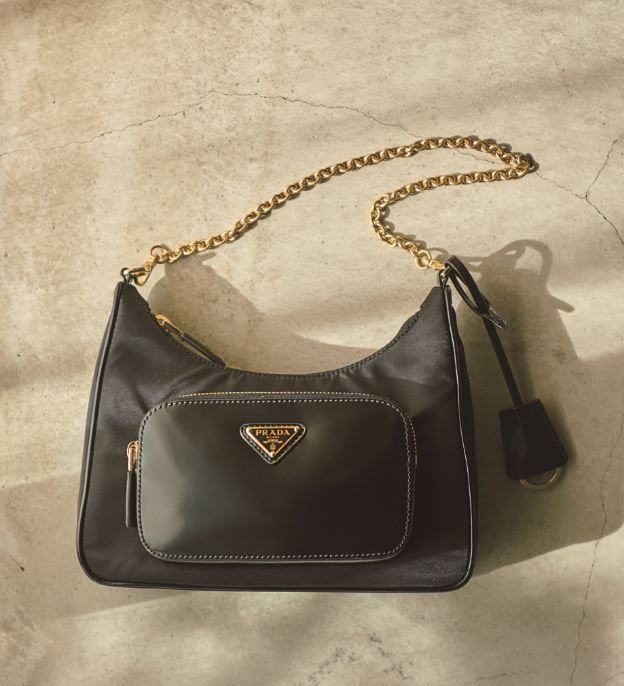 プラダの新作 リサイクルしたナイロンのチェーンバッグ