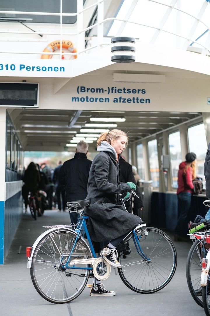 毎日使えるコンバースのスニーカーは、少し遊び心を持たせるのもアリ