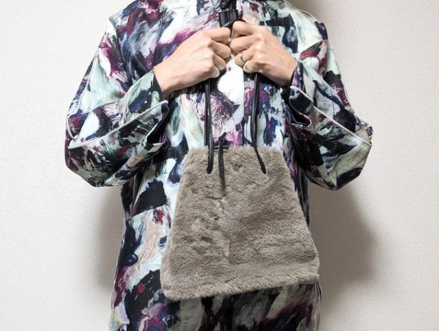 バッグを手に持ったところ