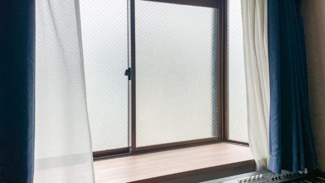 窓からの冷たい外気イメージ画像