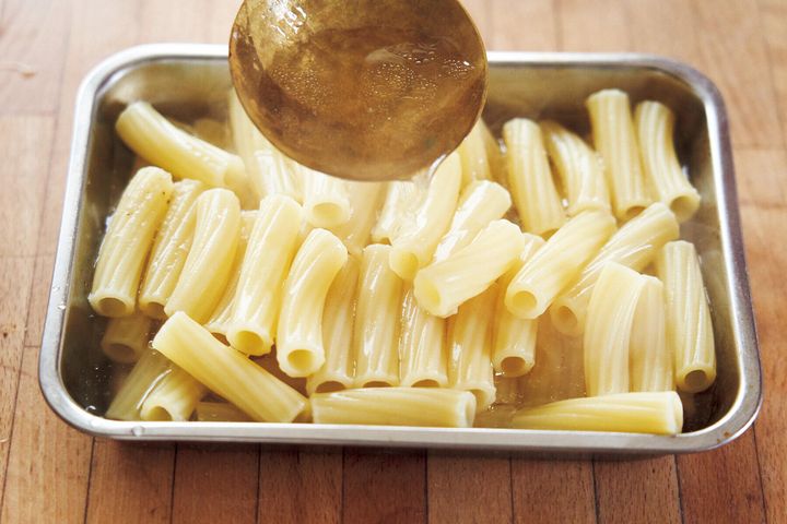 マカロニをゆでる