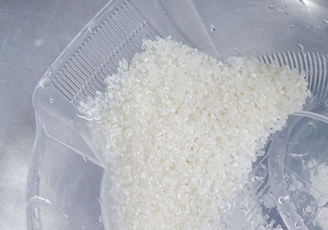 ダイソーのチョイ洗い専科 洗米ボール（小）で洗米