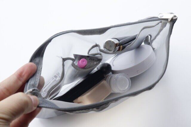 セリアのメッシュポーチ ポケット付きにコスメを入れた画像